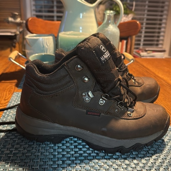 Magellan Outdoors Hiking Boots. - Women’s Size 9.5 - Picture 2 of 5